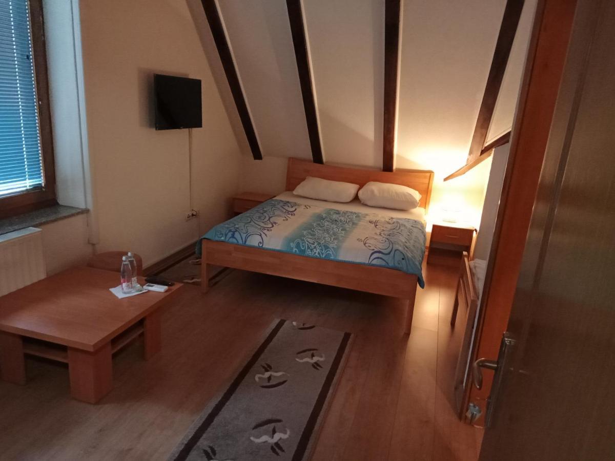 Prenociste/restoran Lovac Bihać