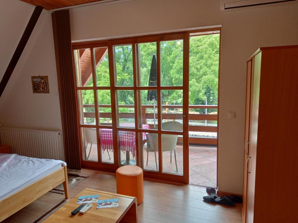 Prenociste/restoran Lovac *