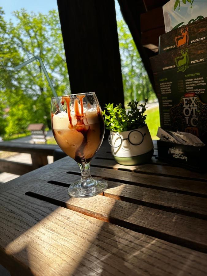 Prenociste/restoran Lovac