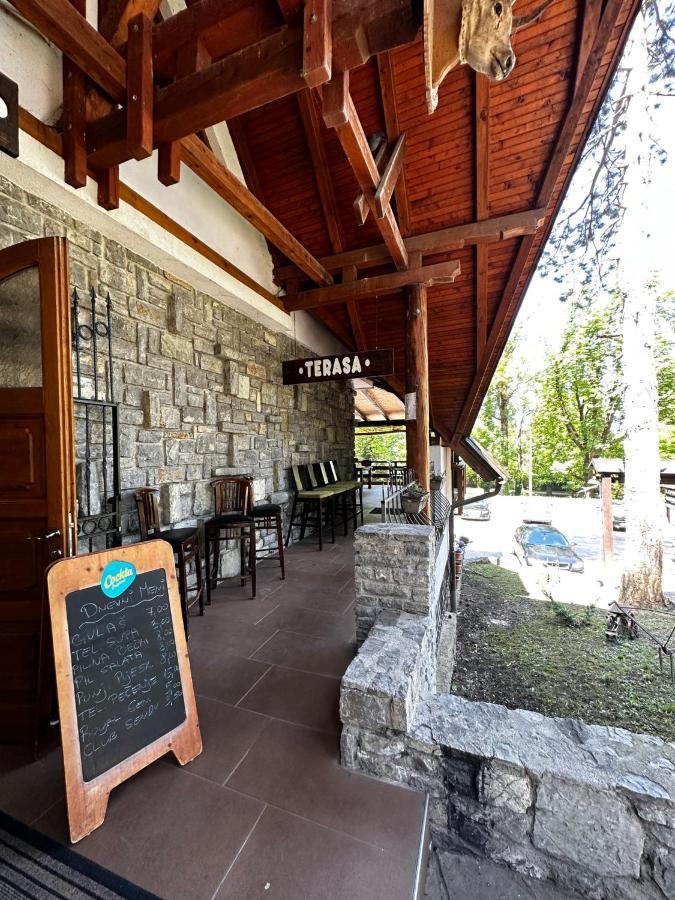 Prenociste/restoran Lovac *
