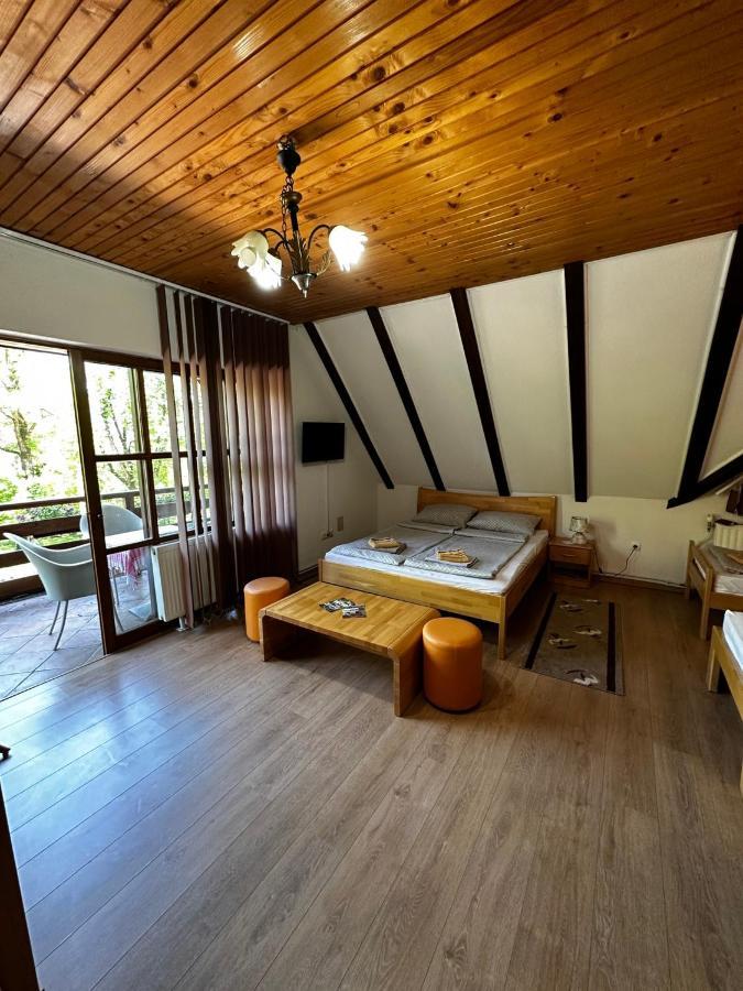 Prenociste/restoran Lovac Gasthof *