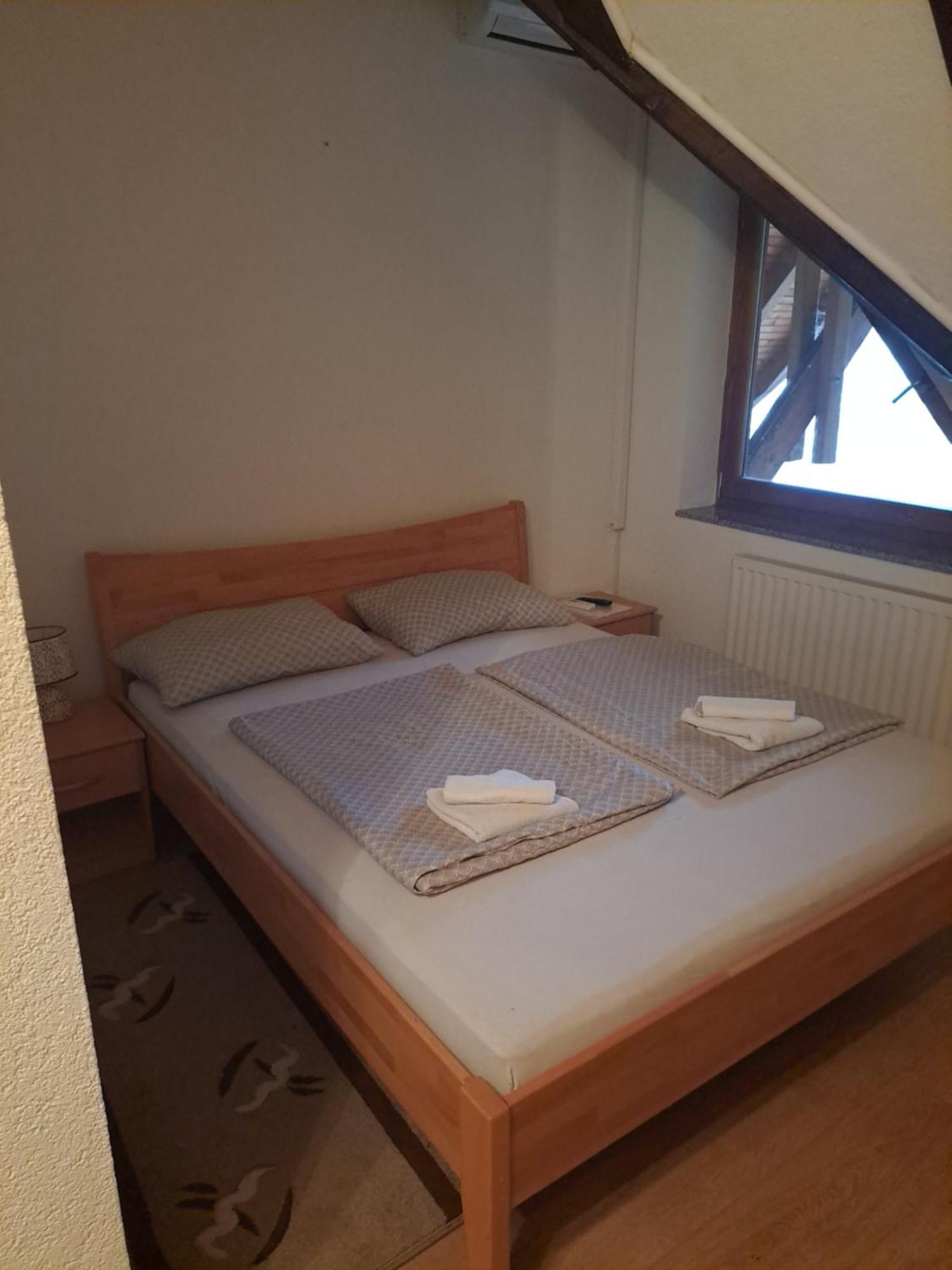 Prenociste/restoran Lovac *