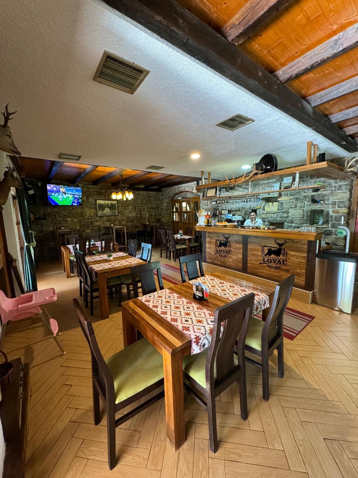 Prenociste/restoran Lovac *